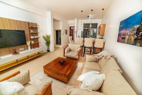 2 Bedroom Lakeside Apartment near the Airport